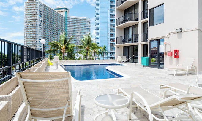 Waikiki Apartment | Palms at Waikiki by Tropical Escapes