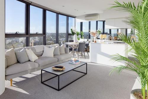 South Yarra Apartment | 'Panoramic Elegance' Stylish off Chapel St with Pool