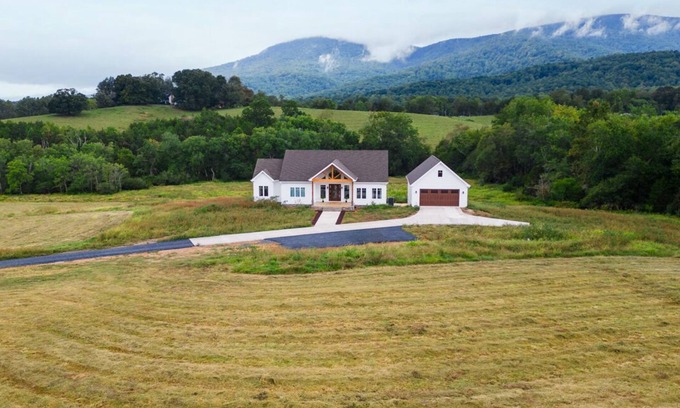 Afton House | Panoramic Views by Vineyardsn4000 sf new home on 40 acs