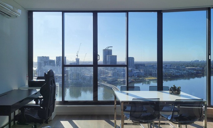 Wentworth Point Apartment | Panoramic Water and City Views w/ Free Parking