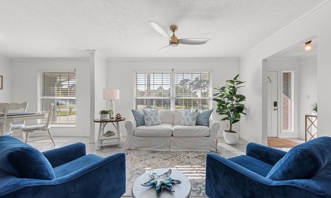 Dolphin's Cove House | Paradise Cove Retreat