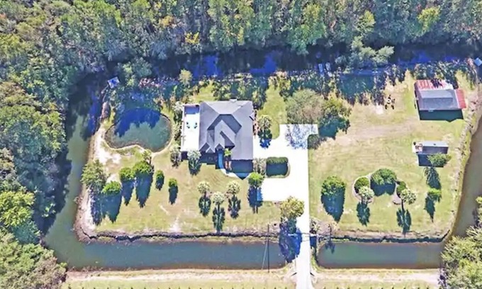 Manning House | Paradise Palms surrounded by man made mote in Manning, South Carolina!