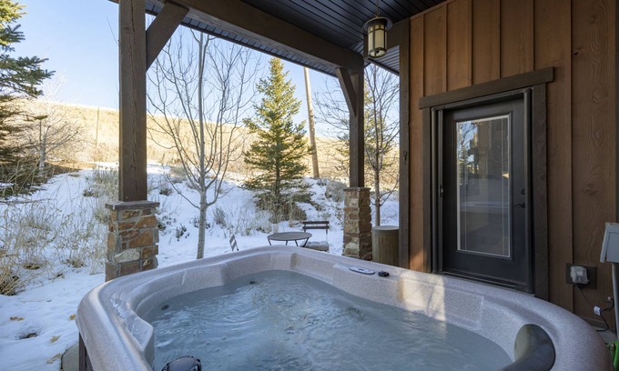 Hideout House | Park City Hideout: Luxury Escape with Mountain and Water Views!