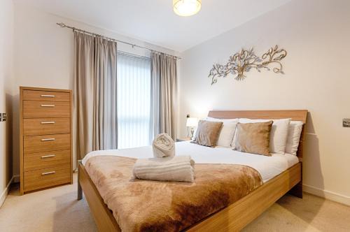 Bon-y-maen Apartment | Parking, Balcony, Fully Equipped Kitchen