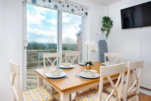 Morriston House | Parking, Garden, En-Suite & Tv's in all Rooms, Large living space