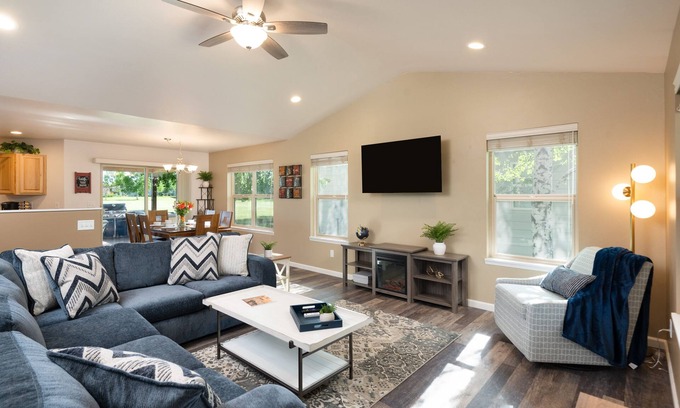 Bozeman House | Parkside Chalet 🏡 With Hot Tub & King beds 👑