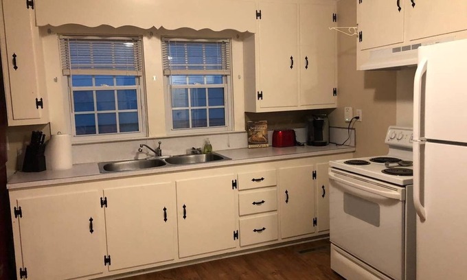 Kannapolis Cottage | Parkside Cottage Nestled Between Two Public Parks (Pet Friendly)