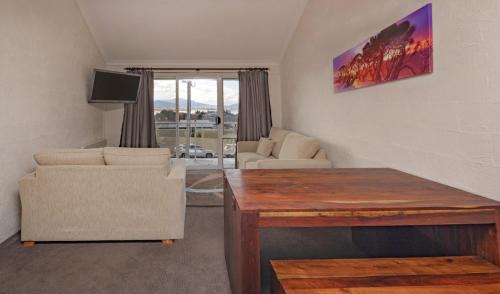 Jindabyne House | Parkwood 6 - 2BR Split Lvl Apartment l Spa Bath l BBQ l Central Location