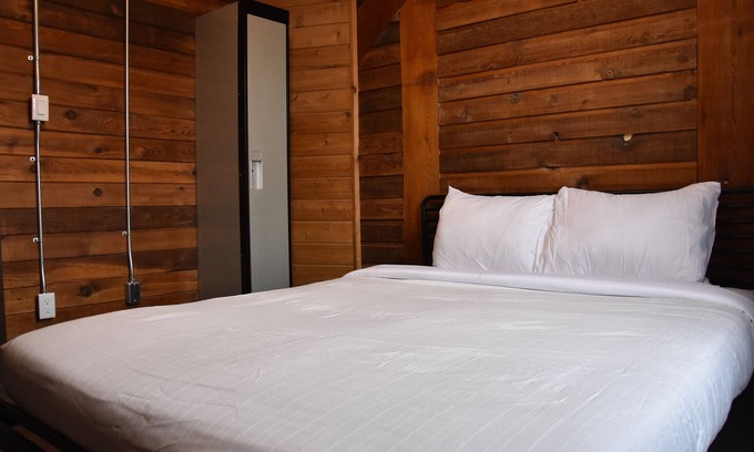 Town Centre Hostel | Party Hostel- Canmore Hotel Hostel