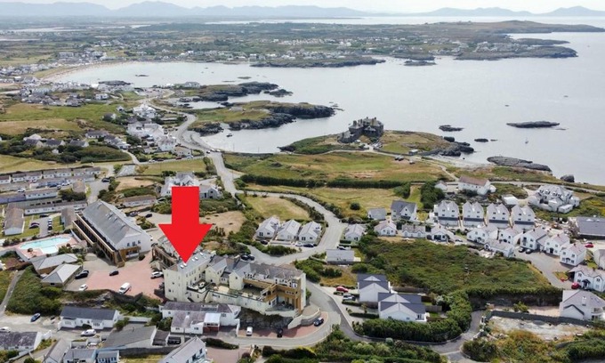 Trearddur Bay Apartment | Pass the Keys Beautiful 3 bedroom apartment with Pool Access