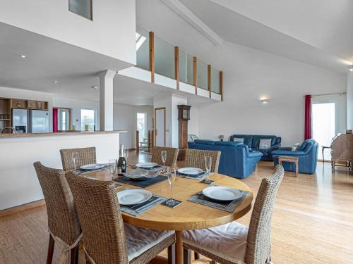 Rhosneigr House | Pass the Keys Celyn Y Mor Stunning Rhosneigr Family Beach House