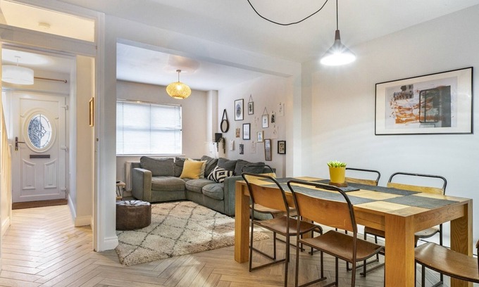 Ormeau House | Pass the Keys | Cosy 2BR Home Ormeau Road Lots of Amenities