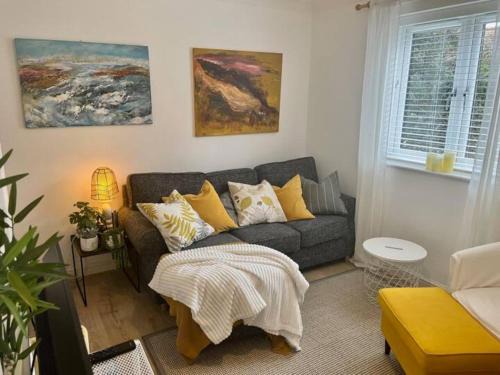 Borehamwood House | Pass the Keys Cosy One Bedroom House with Parking