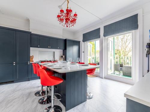 Blackheath House | Pass the Keys Elegant 4BR House Parking Garden Library