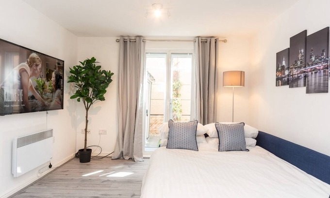 Abbey Wood Apartment | Pass the Keys | Fresh and Stylish Central Flat With Parking and Garden