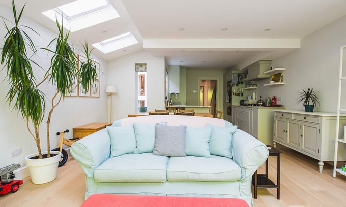 Earlsfield Apartment | Pass the Keys | Garden Earlsfield Gem