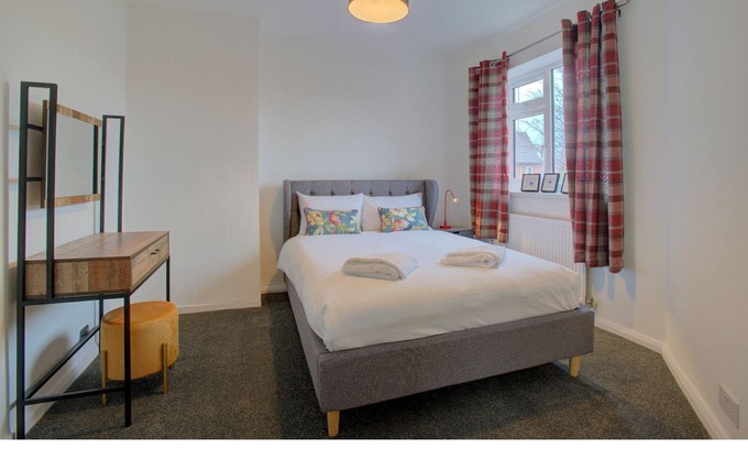 Baguley House | Pass the Keys | Gorgeous 3 Bed Home Near Manchester Airport