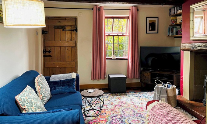 Sutton House | Pass the Keys | Holly Cottage Quaint & Quirky Home for 3