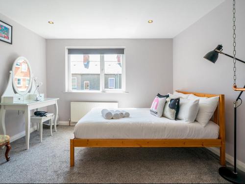 Queens Quarter House | Pass the Keys Luxury 2Bed 2Bath Townhouse - Perfect for Winter Stay