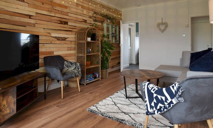 South Hayling Apartment | Pass the Keys | New Cosy 2 Bed Flat with garden nr Beach Sleeps4