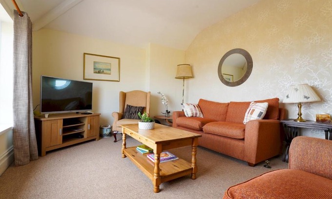 Borth House | Pass the Keys Spacious 4 bed house overlooking Borth Beach