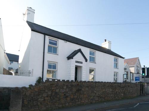 Menai Bridge House | Pass the Keys Spacious Cottage in central Benllech with parking