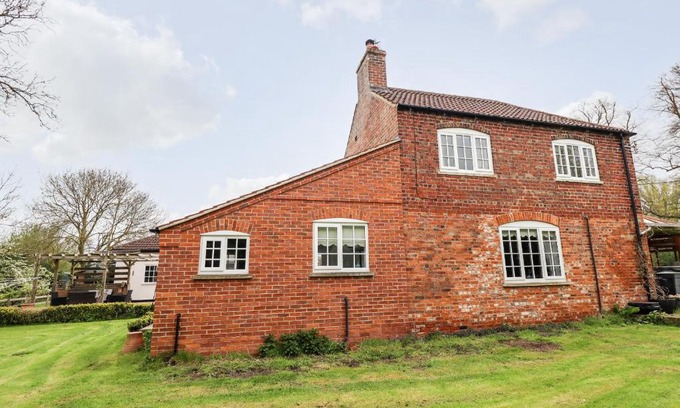 Holton Le Clay House | Pat's Cottage