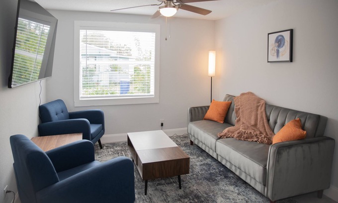 Gifford House | Patio I Firepit I 65” TV w/Netflix I 472mbps I WD