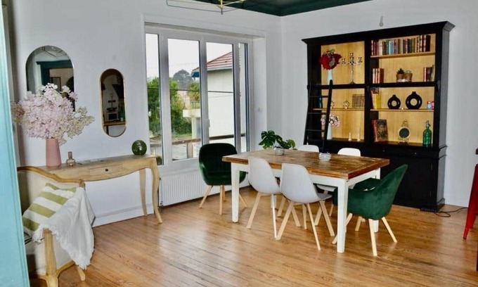 Pau Nord House | Pau T3 Banksy, BeeSleeping