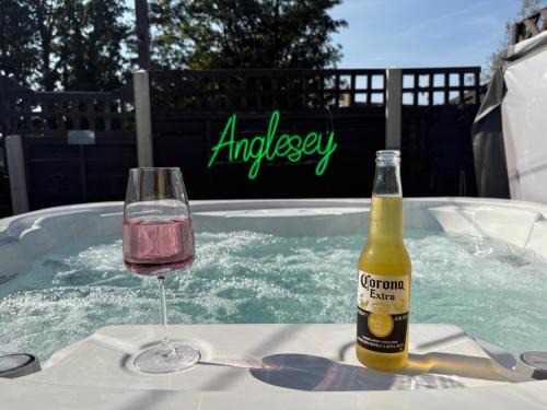 Brynsiencyn House | Pauls Place - Cosy Cottage with Hot Tub