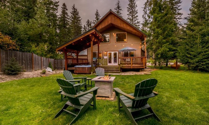 Leavenworth House | Paws in the Mountains by NW Comfy Cabins