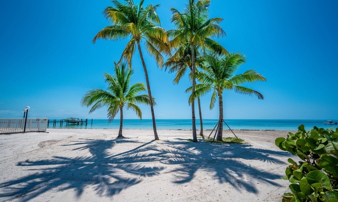 Marathon Villa | PB, Beach, Pool, Tennis, Hot Tub, family friendly, arrive any day
