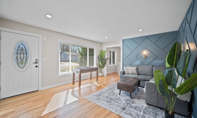 Madison South House | PDX Stay w/BBQ, Firepit & Pool Table