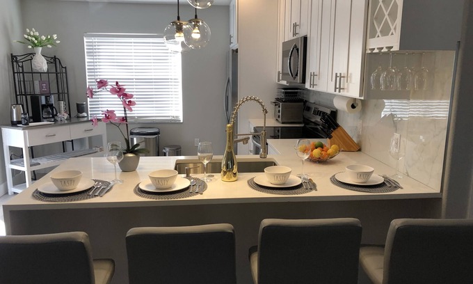South Venice Villa | Peaceful bright home minutes from the beach