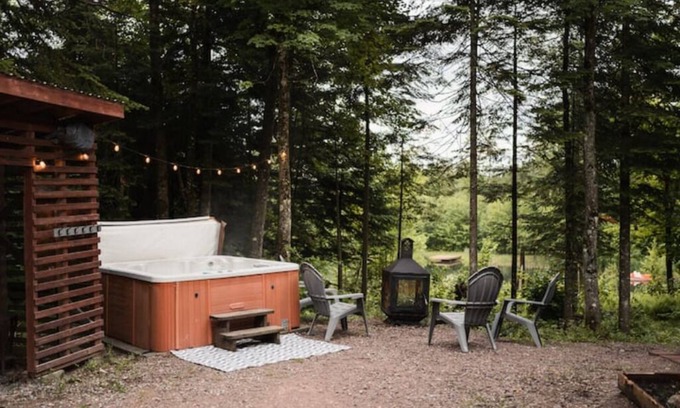 Lac-Sergent House | Peaceful Chalet w/Hot Tub & Private Lake Access