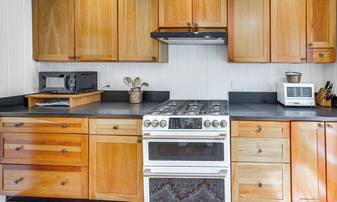 South Bristol House | Peaceful Coastal Maine Retreat, Walk to Trails