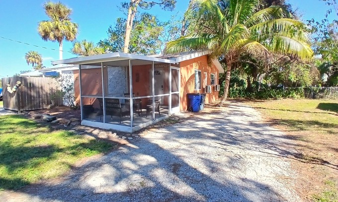 Bonita Shores Cottage | Peaceful Cottage On Imperial River W Dock W&D Kitchen King Bed Can Sleep 4