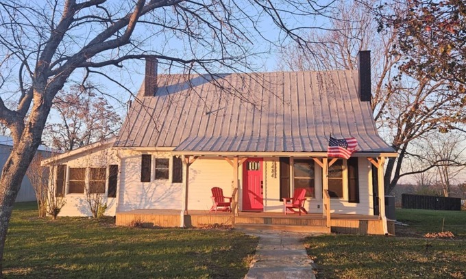 Crossville Other | Peaceful Farmhouse in rural setting near Crossville, TN - 3 bedrooms