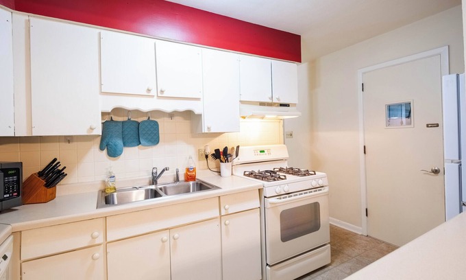 Urbana House | Peaceful Home, Near UIUC, King Bed, Quiet Street