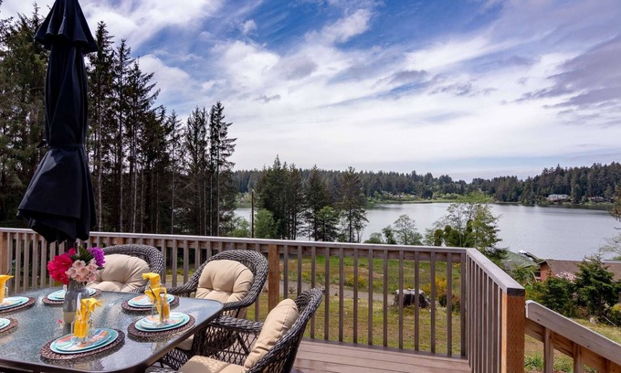 Florence House | Peaceful Lake Retreat with Stunning Views! Pet Friendly, Walk to Siltcoos Lake, Relaxing Deck w/BBQ
