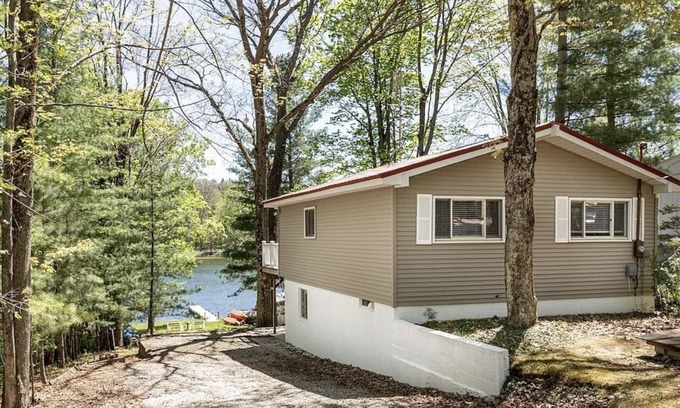 Lake Ann House | Peaceful Lakefront Cottage - near Traverse, Interlochen, Dunes, skiing, Pet