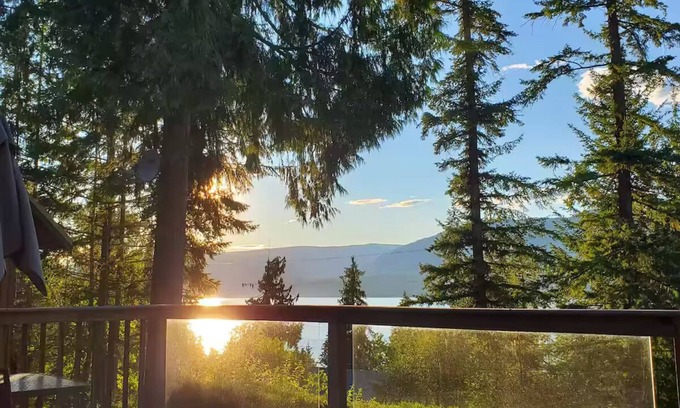 Blind Bay Cottage | Peaceful Lakeview Cottage & five minutes to lake