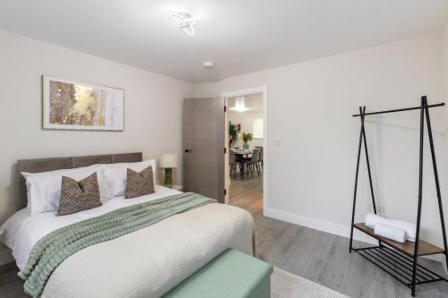 Childs Hill Apartment | Peaceful London Stay 2BR Walkable Locale
