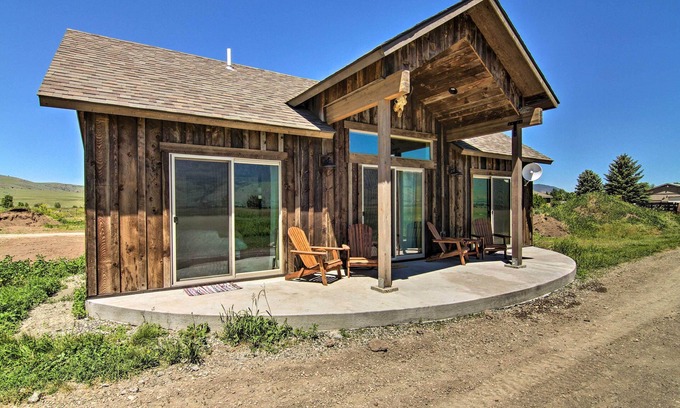 Livingston Cabin | Peaceful Mtn Retreat ~ 43 Mi to Yellowstone!