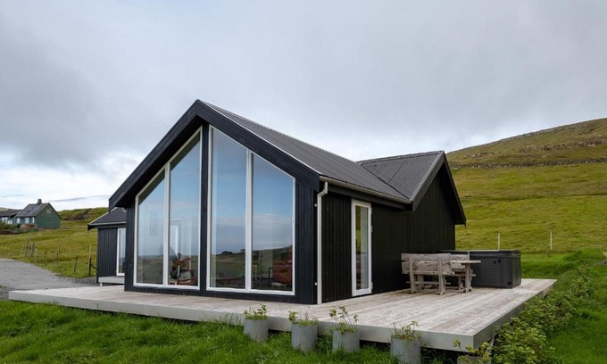 Skalavik House | Peaceful Nature Escape in Skálavík - 3BR - Parking