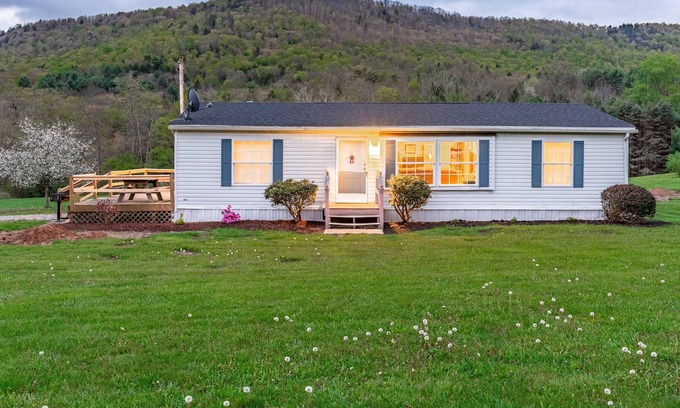 Gaines House | Peaceful Pine Lodge | Right On Pine Creek | HOT TUB -Pet Friendly