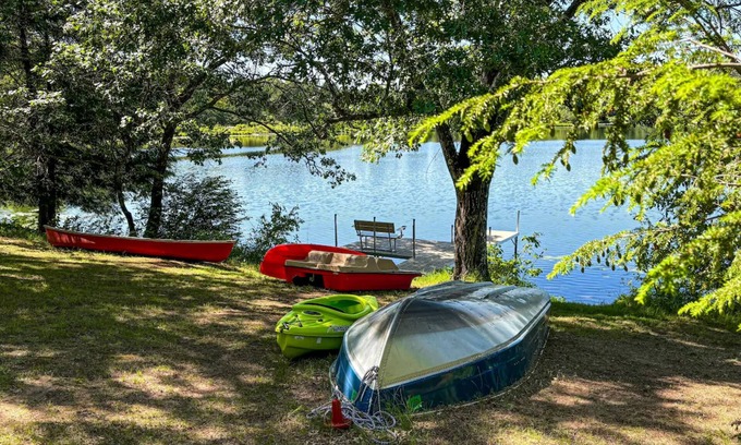 Oxford House | Peaceful Point- 3bed2bath Waterfront Lakehouse w/Private Pier and Boats!