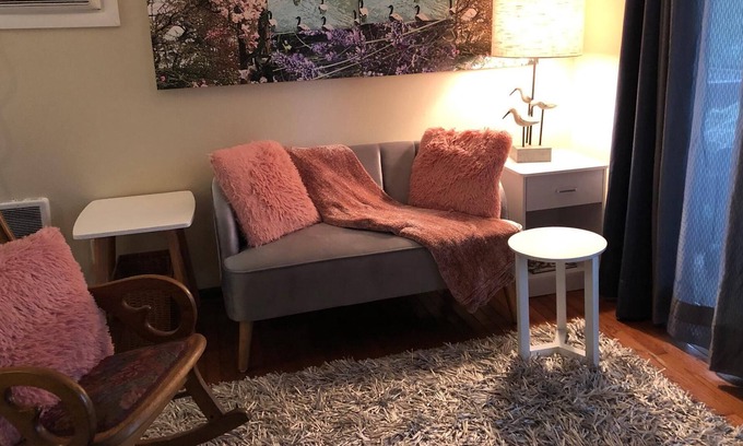 Lake Oswego Apartment | Peaceful Private Beautifully Furnished Air Cond. Apartment-Free WiFy
