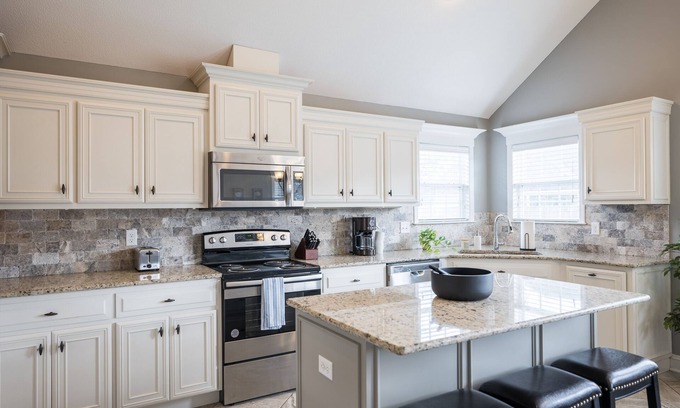 Valdosta House | Peaceful Retreat on Newbury with Pool, Soaking Tub, King Bed