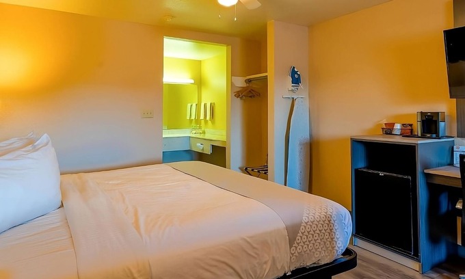 Sweet Home Hotel | Peaceful Room near Chevron Station with Outdoor Pool and Free Breakfast